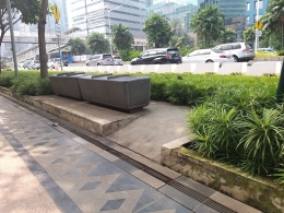 Dokumentasi pribadi | Foto pertama, Ada 2 area dengan tempat duduk beton seperti ini, di depan Hotel Le Meredien dan di area Setiabudi, walau tidak ada pepohonan untuk tempat beristirahat.
