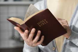 Mengapa Alkitab Disebut Firman Tuhan tetapi Ditulis Manusia? | freepik