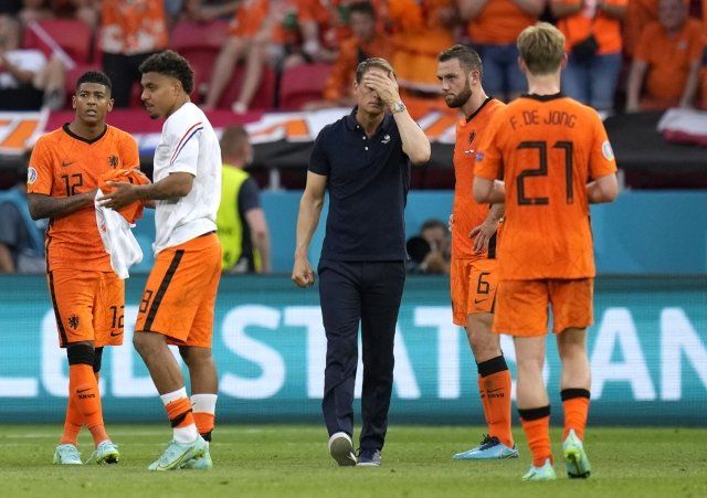 Reaksi Frank de Boer usai Timnas Belanda kalah dari Republik Ceko. (Foto/Reuters) Sumber:okebola