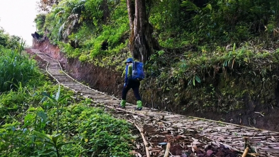 Berjalan di atas bambu bersusun (Dokpri)