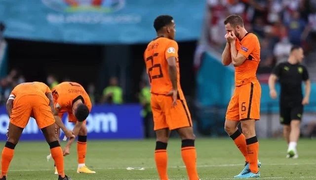 Pemain Belanda tertunduk lesu usai dikalahakan Ceko 2 : 0. Sumber gambar ; sports. detik.com