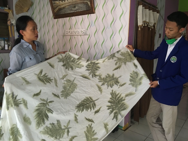 (Hasil eco printing. Foto: KKN Tematik Integrasi UM 2021/dokpri)