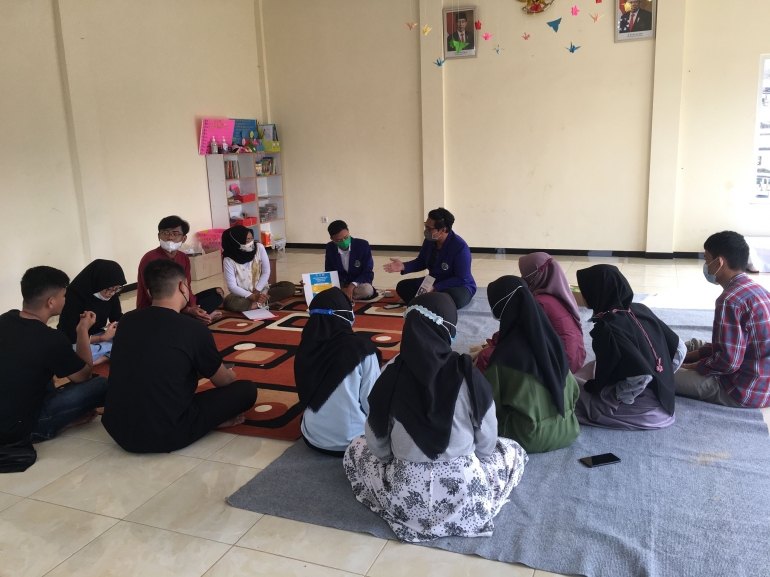 (Pendampingan UMKM bersama karang taruna di balai dusun. Foto: KKN Tematik Integrasi UM 2021/dokpri)