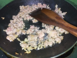 Setelah bawang putih harum, masukkan daging patin cincang [Foto: Siti Nazarotin]