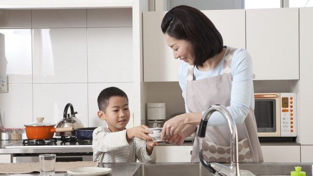Ilustrasi. Pentingnya mengajarkan pekerjaan rumah tangga pada anak laki-laki | Foto diambil dari Thinkstock via Kumparan