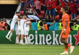 Republik Ceko merayakan gol ke gawang Belanda. (via vbetnews.com)