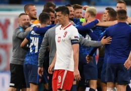 Striker Polandia, Robert Lewandowski, gagal membawa klubnya ke babak knockout (via Reuters.com)