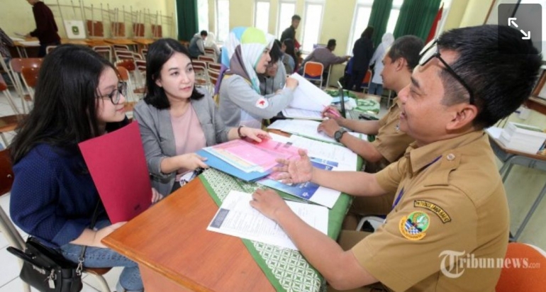 Ilustrasi orangtua mendampingi siswa mendaftar PPDB (Tribun Jabar/Gani Kurniawan)