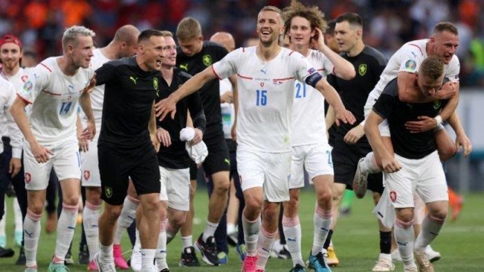 Para pemain Republik Ceko merayakan kemenangan yang mengantarkan mereka ke babak 8 besar, sumber gambar : tribunnews.com