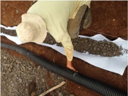 Pemasangan pipa berlubang untuk drainase (perforated drainage corrugated pipe) adalah dokumen pribadi.