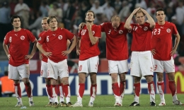 Ekspresi kesedihan pemain Swiss kalah penalti di Piala Dunia 2006/ source: theguardian.com
