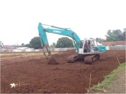 Pengupasan lahan untuk konstruksi Lapangan Sepakbola dengan excavator (dokumen pribadi)