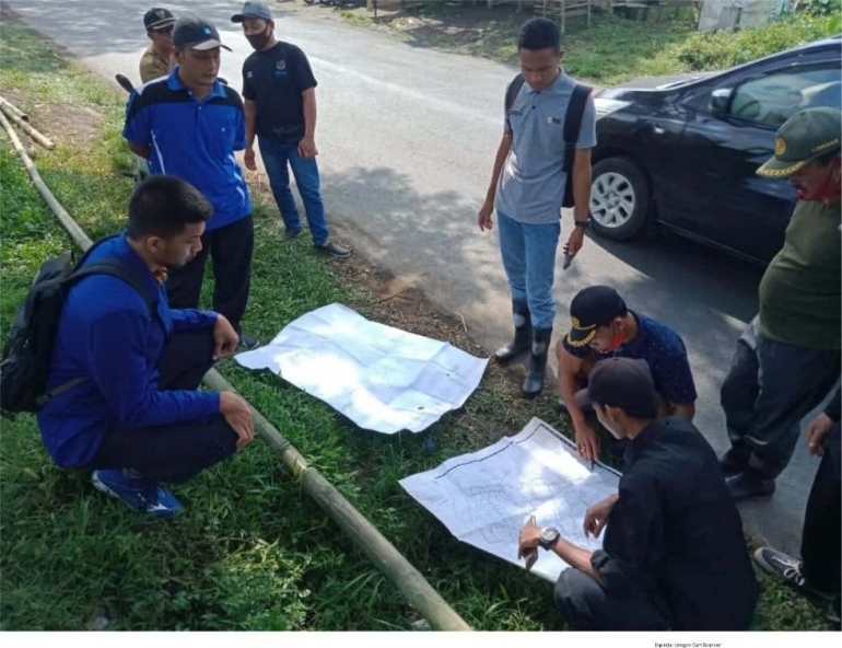 Perangkat desa, Perangkat Kecamatan dan Mahasiswa KKN UM mengkaji ulang peta lama Desa Sukolilo (dokpri)