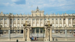 pesona royal palace Madrid (sumber: top-facts.com)