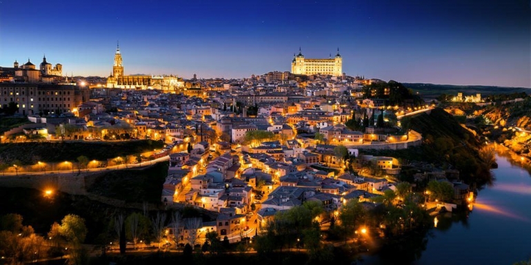 pemandangan kota madrid pada malam hari (sumber: merahmuda.com)