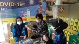Foto : Petugas Medis sedang memberikan vaksin/dokpri