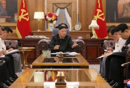Penampakan Kim Jong Un yang jauh lebih langsing di TV Korea Utara. Sumber: Reuters via KCNA