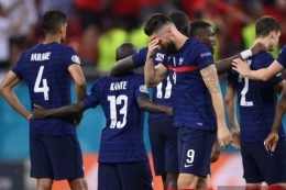 Skuad timnas Perancis memancarkan kekecewaan usai kalah adu penalti 4-5 dari Swiss pada babak 16 besar Euro 2020.| Sumber: FRANCK FIFE via Kompas.com