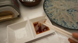 Makanan mewah di Jepang, sashimi ikan buntal diolah chef khusus berlisensi (Youtube Thirsty Travel)