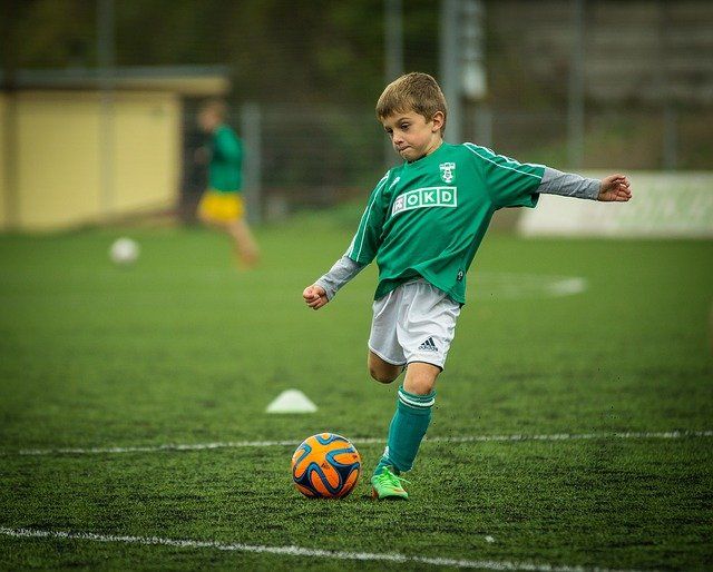 Ilustrasi anak dan sepakbola (sumber gambar: pixabay.com)