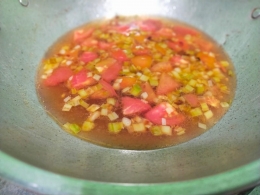 Mendidihkan kuah saus tiram [Foto: Siti Nazarotin]