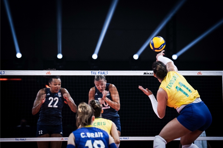 Pemain Opposite Brasil, Caixeta Tandara melakukan spike| Sumber: en.volleyballworld.com
