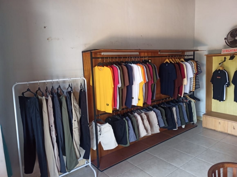Dokpri (Display koleksi kaos dan celana dari strghtahead.co, brand milik Daffa)