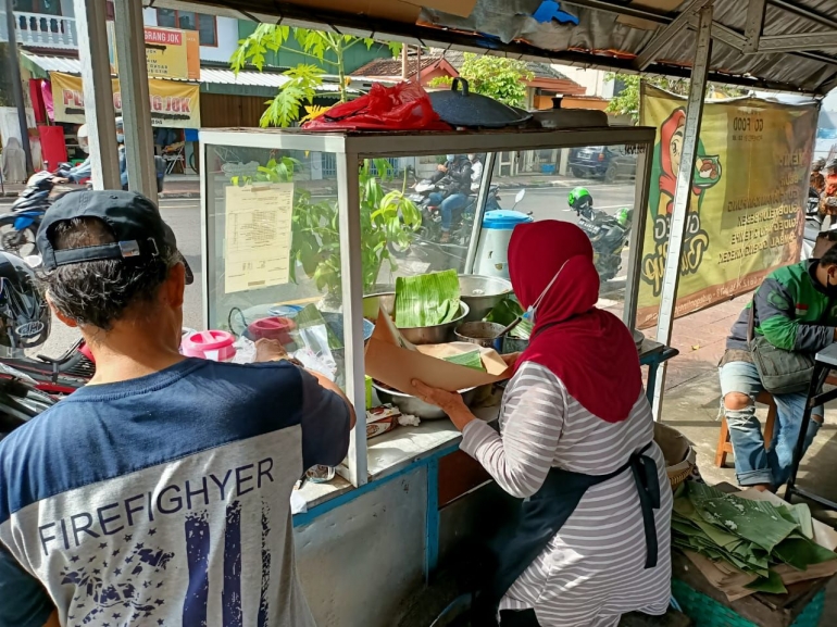 Bucep menyiapkan pesanan Go food|Sumber foto: Dokpri