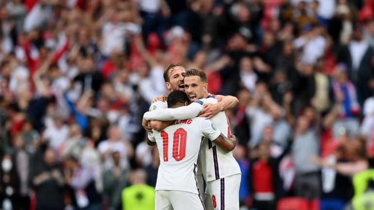 Pemain Inggris merayakan gol ke gawang Jerman. (via eurosport.com)