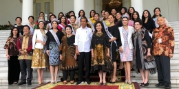 Presiden Jokowi menerima rombongan kontestan Puteri Indonesia 2019 dan Miss Universe 2018. - Kompas.com