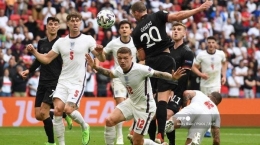 Bek Jerman Robin Gosens (C-R) menyundul bola saat pertandingan sepak bola babak 16 besar UEFA EURO 2020 antara Inggris dan Jerman di Stadion Wembley di London pada 29 Juni 2021. Andy Rain / POOL / AFP. tribunnews.com