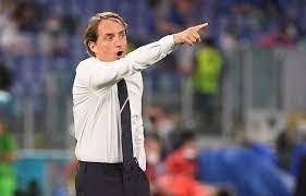 Roberto Mancini memberi intruksi (sumber : bola.okezone.com)