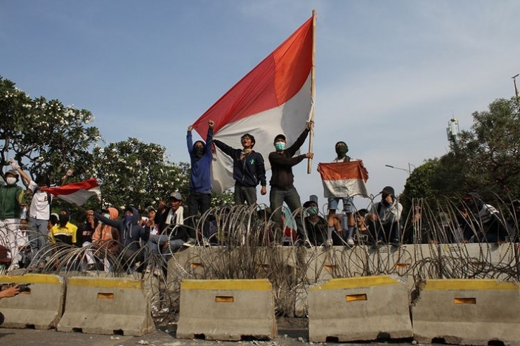 Massa yang terdiri dari pelajar dan mahasiswa kembali turun ke jalan melakukan aksi tolak UU KPK dan sejumlah RUU yang dinilai kontroversial di kawasan simpang susun Semanggi, Senayan, Jakarta Pusat, Senin (30/9/2019).(KOMPAS.com/M ZAENUDDIN)