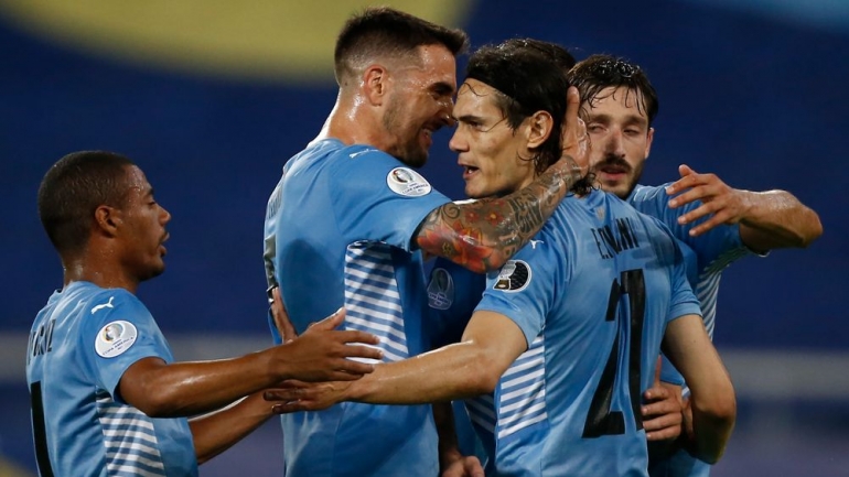 Pemain Uruguay merayakan gol ke gawang Paraguay. (via beinsports.com)