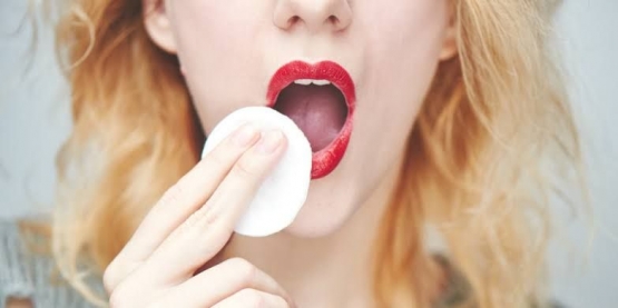 Ilustrasi menghapus semua lipstick yang menempel pada bibir (sumber: shutterstock)