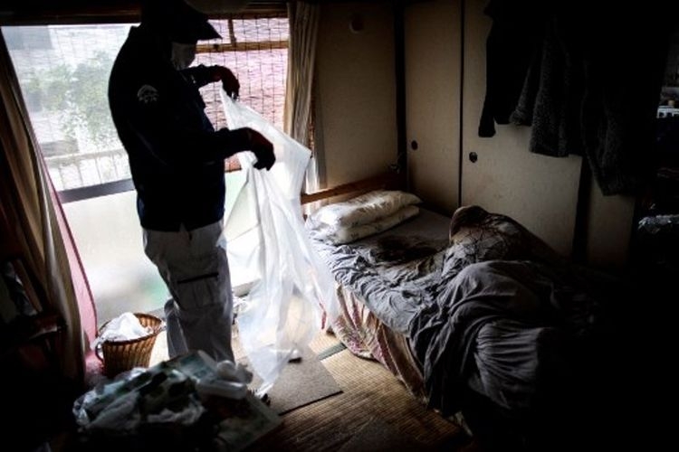 Gambar ini diambil pada 21 Juni 2017, ketika petugas kebersihan Hidemitsu Ohsima menunjukkan kasur di mana seorang lansia meninggal dalam kesendirian selama dua pekan di apartemennya di Yokohama, Jepang. (Foto: AFP/Behrouz Mehri via Kompas.com)