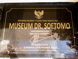 Prasasti peresmian oleh walikota Surabaya, Ibu Tri Rismaharini (Dokumentasi Mawan Sidarta) 