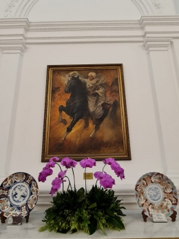 Lukisan Pangeran Diponegoro karya Basuki Abdullah yang saat ini dipasang di Istana Merdeka. Foto ini dikirimkan ke saya oleh Koordinator Staff Khusus Presiden Ari Dwipayana, Juni 2021 lalu. (dok. Koordinator Staff Khusus Presiden Ari Dwipayana)