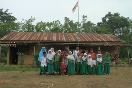 Para murid di Sekolah Dasar (SD) Muhammadiyah 4 Filial yang terletak di Desa Saluran, RT 36, Kecamatan Talang Kelapa, Kabupaten Banyuasin, Sumatera Selatan.(KOMPAS.COM/AJI YK PUTRA) 