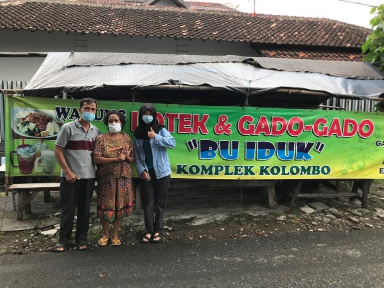 Penulis dengan Pemilik Warung (sumber: dokpri)