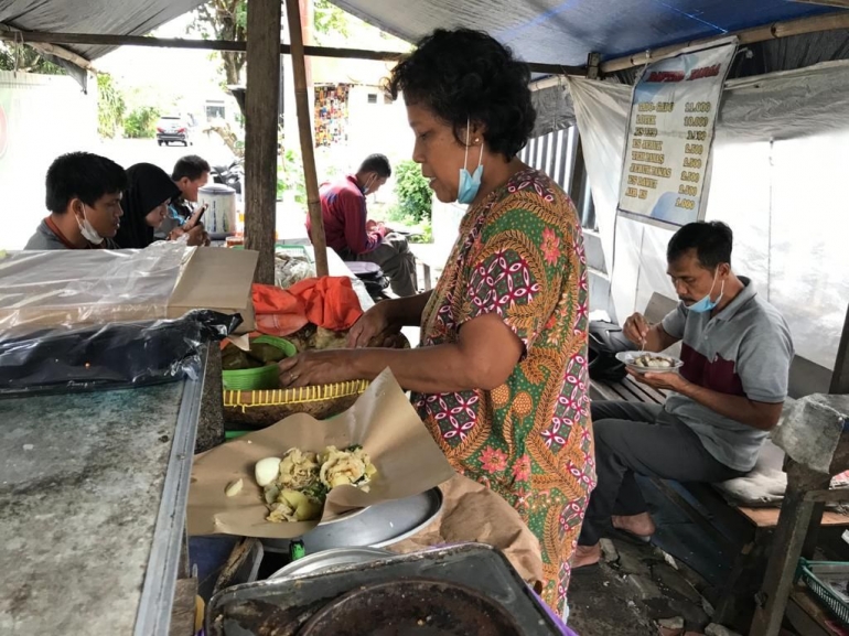 Potret Bu Iduk Meracik Gado-Gado (sumber: dokpri)