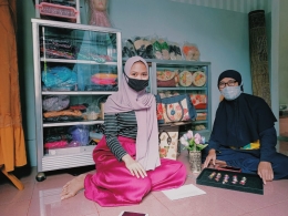 Foto bersama Ibu Cucu Kodariah R. selaku pengrajin asal Sunter Agung, Tanjung Priok, Jakarta Utara. (Sumber: dokpri)