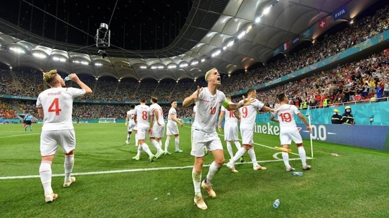 Kapten Timnas Swiss, Granit Xhaka (10) merayakan lolosnya Swiss ke perempat final Euro 2020. Ternyata, Swiss menyiapkan tim sudah sejak 2011 silam. Kini, mereka merasakan hasilnya/Foto: https://in.news.yahoo.com/