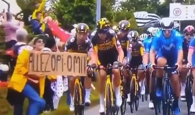 A roadside spectator caused a massive crash in the Tour de France 2021 with a banner . Sumber gambar : newsdons.com