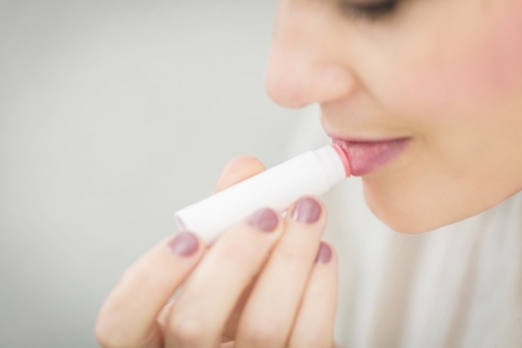 Mengoleskan lip balm untuk melembabkan bibir.(Pixabay/StockSnap) 