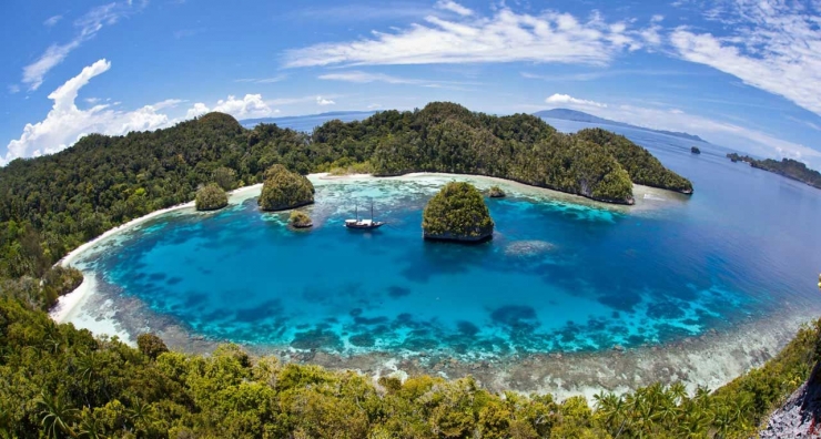 pesona salah satu pulau wisata yang ada di Indonesia (sumber: anekatempatwisata.com) 