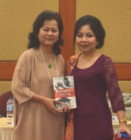 Foto: Putri Bung Hatta, Halida Hatta dan penulis saat presentasi buku 
