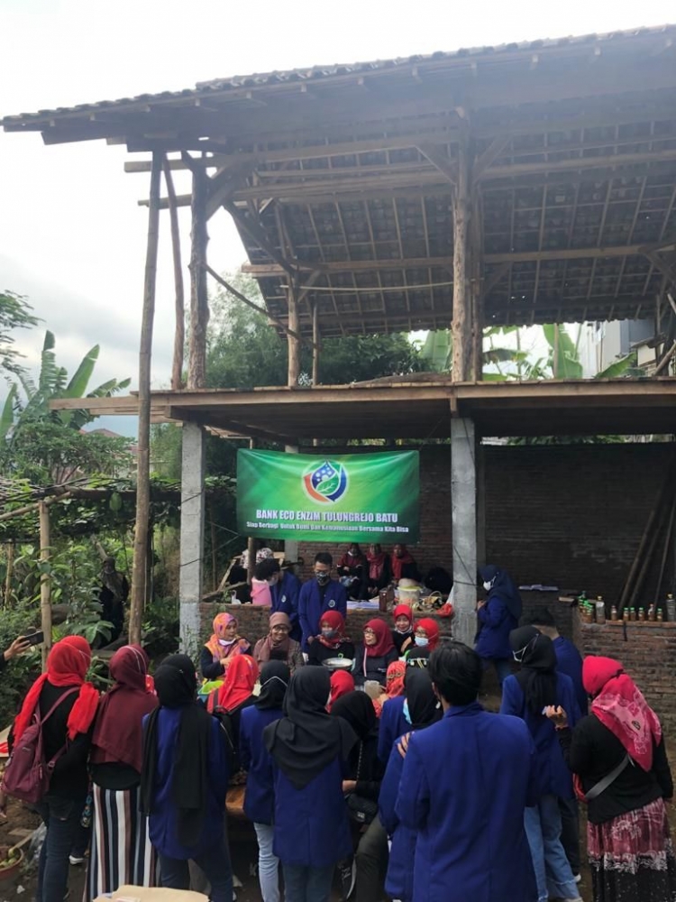 Gambar 2 Acara Sosialisasi dan Launching Bank Eco Enzyme Desa Tulungrejo/dokpri