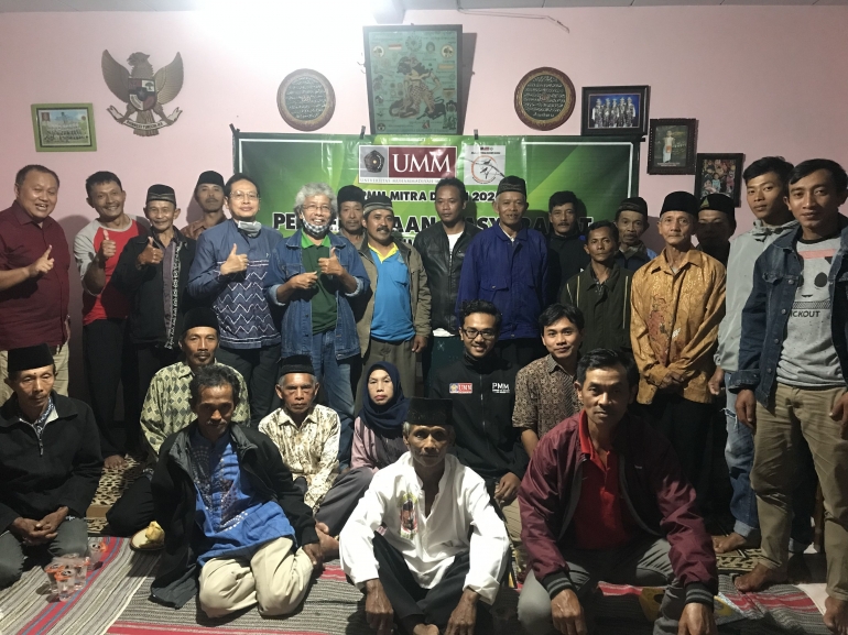 Kegiatan Pemberian Bimbingan Teknis Budidaya Tanaman Kopi Bersama Mahasiswa Universitas Muhammadiyah Malang (dokpri)