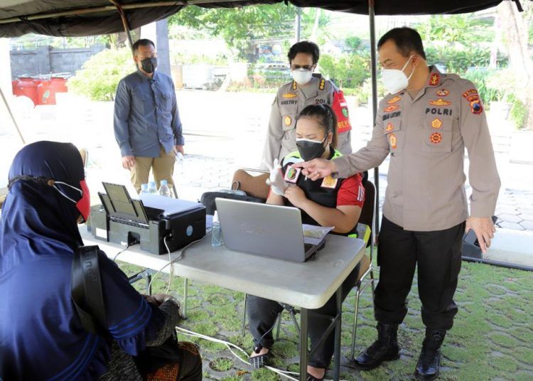 Layanan vaksinasi Covid-19 di gerai klinik Kepolisian| foto: tribratanews.jateng.polri.go.id.